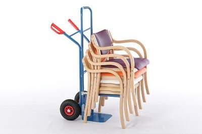 Mit der optional erhältlichen Stuhlkarre können die Stühle transportiert werden